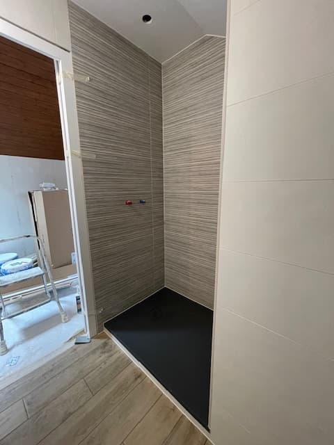 Douche moderne avec carrelage strié - Photo 2