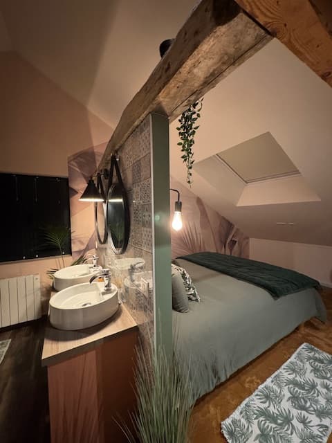 Chambre sous combles avec décor tropical - Photo 4