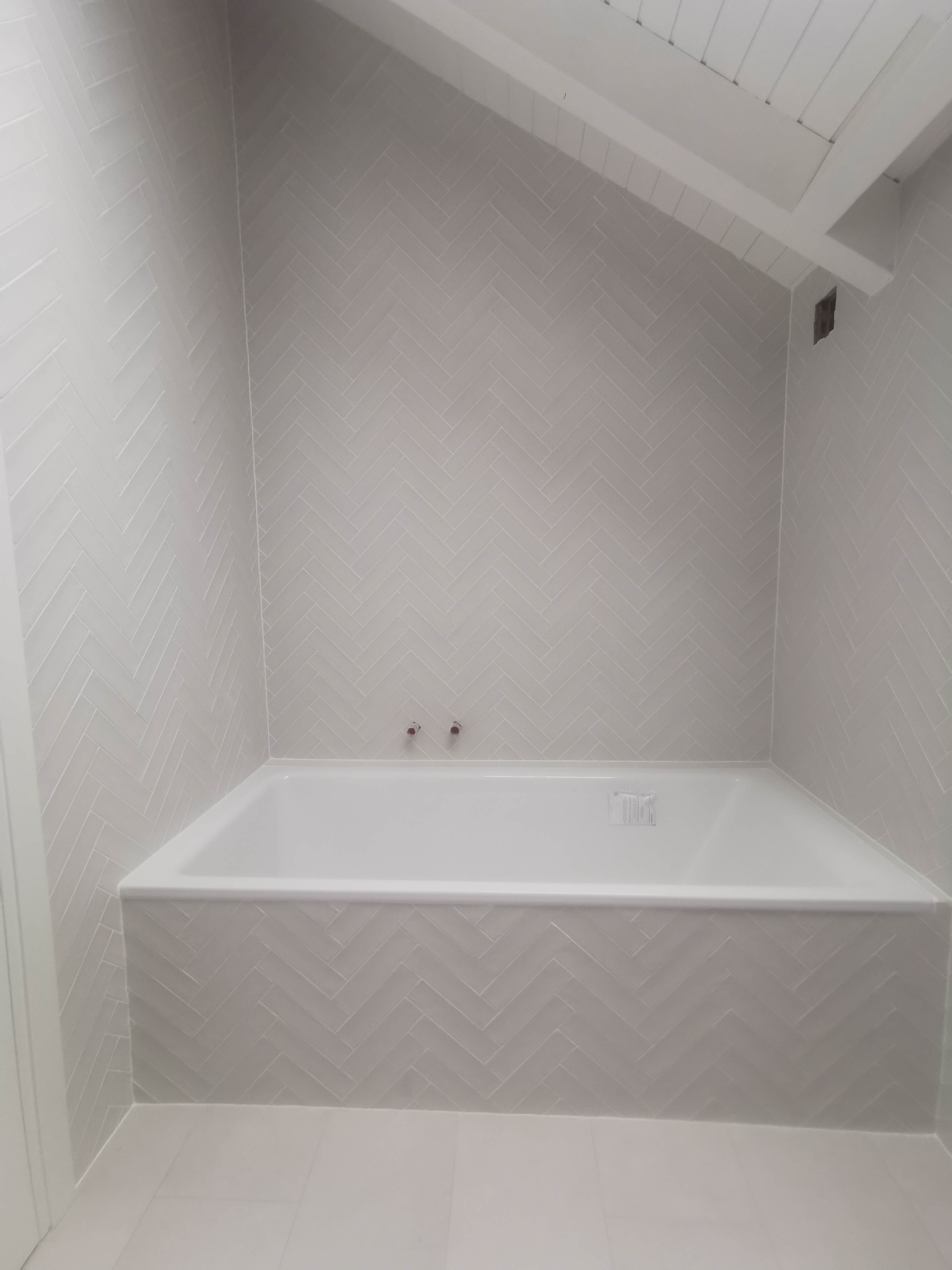 Salle de bain en chevrons blancs et noirs