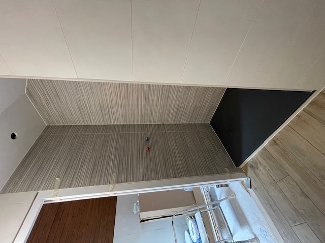 Douche moderne avec carrelage strié - Photo 2