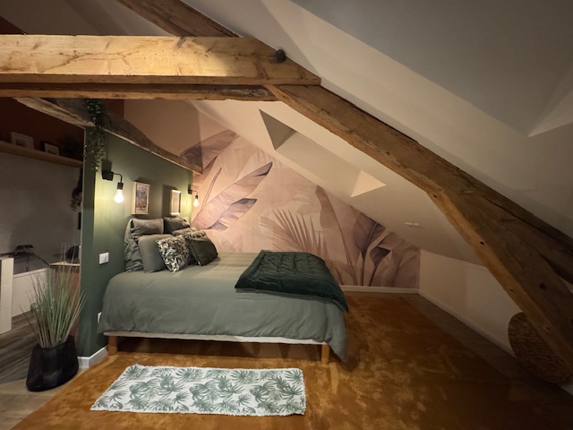 Chambre sous combles avec décor tropical - Photo 1
